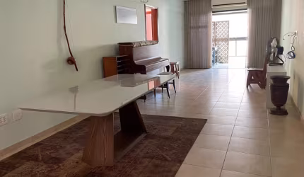 Amplo apartamento com sacada a 2 quadras da praia na Pompéia – Santos!