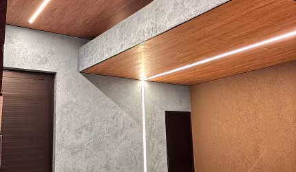 Viva com Elegância e Conforto: Fachada diferenciada com Teto Duplo Amadeirado, Pedra Ferro e Iluminação 100% LED