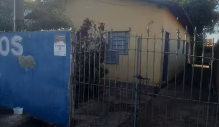 RESIDÊNCIA BEM LOCALIZADA EM AVENIDA MOVIMENTADA