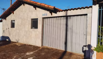CASA À  VENDA, BEM LOCALIZADA NA VILA PINHEIRO