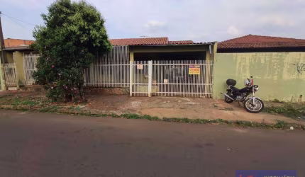 Casa contendo 3 quartos, sala, cozinha, wc social, área de serviço, e garagem.