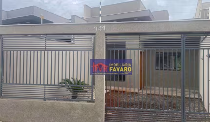 Excelente casa nova, 3 quartos sendo 1 suíte, Mais área gourmet com churrasquira e balcões em granito.