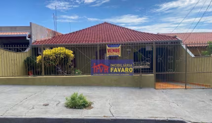 Maria Cecilia, casa contendo três quartos, sala de estar, sala de jantar, cozinha com planejados, área de serviço coberta, quintal com cobertura, gara