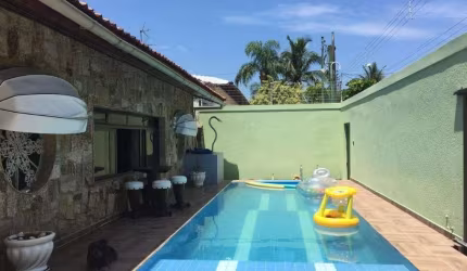 Praia da Enseada - Casa no Jardim Virgínia - 05 vagas - Piscina e churrasqueira.