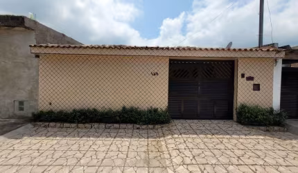 VICENTE DE CARVALHO- CASA  TOTALMENTE REFORMADA , RICA EM ARMÁRIOS , GARAGEM PARA 04 AUTOS.