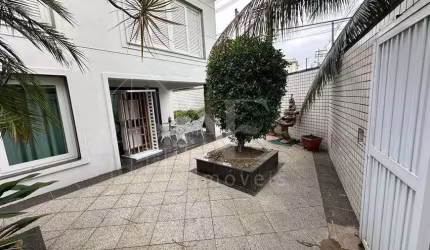 Sobrado para Venda em São Vicente, Centro, 4 dormitórios, 2 suítes, 5 banheiros, 4 vagas
