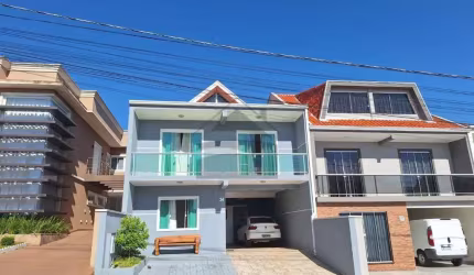 Casa com Piscina em Condomínio à Venda em Curitiba