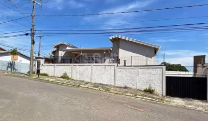 Casa para comprar com três quartos sendo uma suíte no bairro Jardim das Palmeiras na cidade de Valinhos - SP