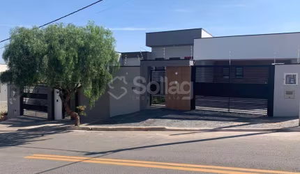 Casa térrea para comprar no bairro Jardim das Videiras em Vinhedo, interior de São Paulo.