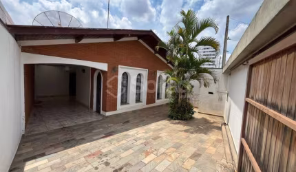 Casa para compra em Valinhos no Bairro Vila Martina, interior de São Paulo