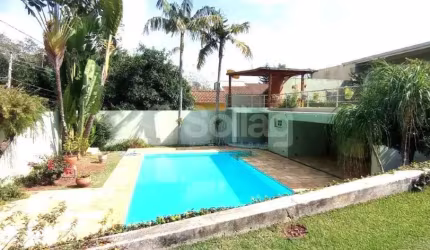 Casa para alugar no condomínio Marambaia em Vinhedo - SP com muito verde, clube, pista de caminhada, portarias com segurança 24 horas,.