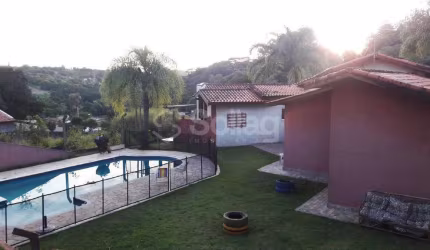 Casa à venda com três quartos sendo uma suíte na cidade de Louveira - SP no bairro Jardim Nova América.