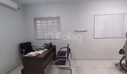 Sala comercial para alugar no Centro de Vinhedo, ideal para profissionais da saúde.