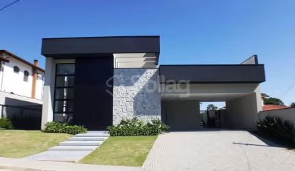 Casa térrea a venda no condomínio Marambaia em Vinhedo, interior de São Paulo.