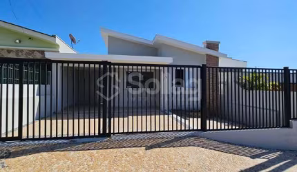 Casa térrea toda reformada em Valinhos - SP com dois dois quartos, banheiro social, amplo quintal em ótima localização.