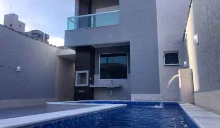 Sobrado Novo com 3 Suítes e Excelentes Comodidades em Vila Tupi, Praia Grande-SP
