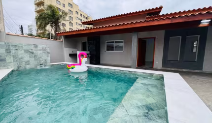 Casa Térrea com 3 Dormitórios (2 Suítes) em Mongaguá – 276m² de Terreno e 96m² de Área Útil