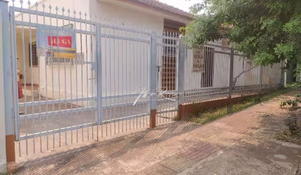 Terreno Amplo em Ótima Localização com 3 Casas Térreas!