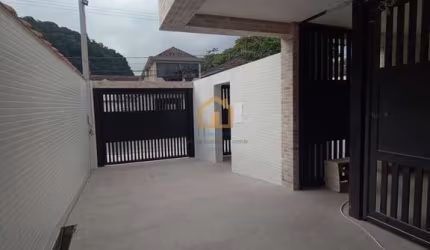 Casa, 2 quartos e 2 banheiros e um  lavabo.