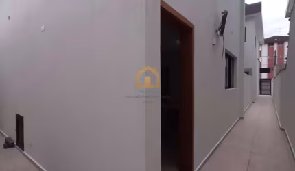 Casa Sobrado, 02 Dormitórios, ambos com Suíte, Lavabo, Sala, Cozinha, Área de Serviço, Quintal, e Garagem