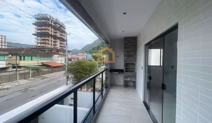 Casa Sobreposta de Alto Padrão com 3 Suítes e 2 Vagas de Garagem