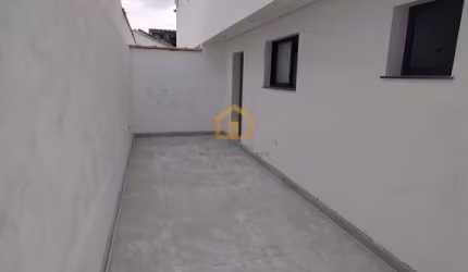 Sobrado com 3 Dormitórios, Quintal e 2 Vagas de Garagem.