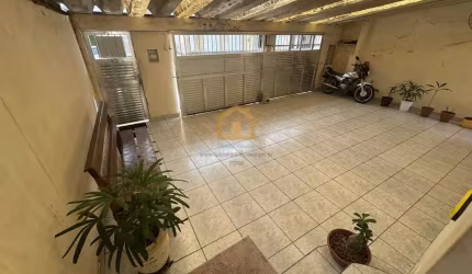 Casa isolada e térrea com  3 vagas de garagem 2 dormitórios sendo 1 suíte e 1 edícula