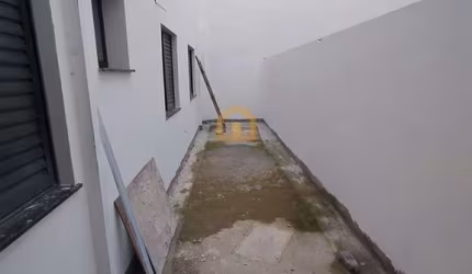Sobreposta Baixa à Venda - 3 Dormitórios com Quintal e 2 Vagas de Garagem