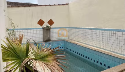 Casa Sobreposta 3 suítes, sendo uma com hidromassagem.