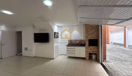 Casa de Condomínio no Marapé - 2 Dormitórios, 1 Suíte e Excelente Localização