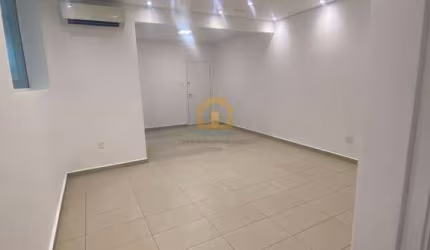Apartamento Reformado, de Frente, no Bairro Campo Grande, em Santos.