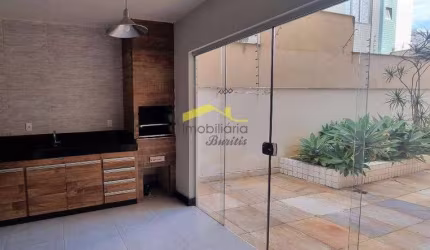 Amplo apartamento com duas areas privativas e churasqueira.