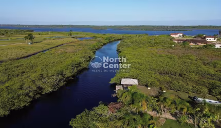 Residência com Amplo Terreno à Beira da Lagoa no Bairro Pinheiros, Balneário Barra do Sul, SC