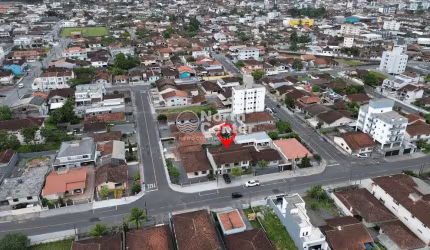 Sobrado à venda, com sala comercial, Iririú, Joinville, SC,  ACEITA PERMUTA POR CASA em Baln. Barra
