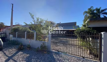 Casa Aconchegante à Venda Com Amplo Quintal, Bairro Costeira, Balneário Barra do Sul, SC