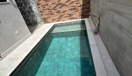 CASA LOTE INTEIRO COM PISCINA