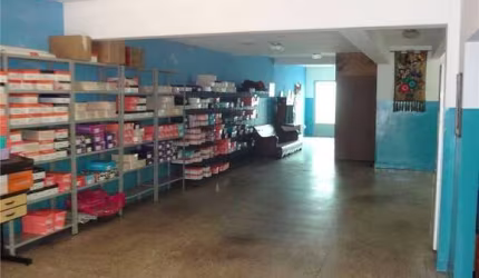 Sobrado  comercial com 370 m² de área construída e 330 m² de terreno em rua de grande fluxo de veículos, ampla garagem com 10 vagas cobertas