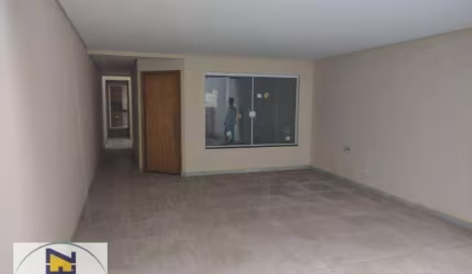 Sobrado novo com 150 m² de terreno, são 3 suítes amplas, 4 vagas de garagem, corredor lateral e quintal nos fundos