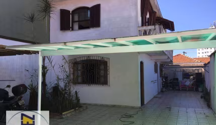 Sobrado com quintal amplo para 5 vagas de garagem. Excelente localização, acesso fácil para via Anchieta e Avenida Francisco Prestes Maia