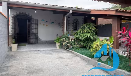 Casa com 4 suítes + uma casa nos fundos com 2 quartos na praia das Toninhas Ubatuba.