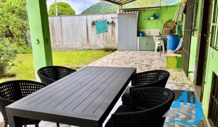 Vendo casa com 2 suítes amplo jardim gramado no Perequê Açu 4 quadras da orla Ubatuba SP