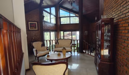 Lindíssima casa em condomínio de alto padrão!