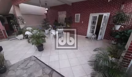 Casa em condomínio fechado com 5 quartos à venda na Rua Altinópolis, Praia da Bandeira, Rio de Janeiro, 260 m2 por R$ 580.000