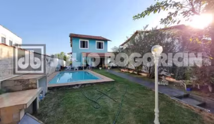 Casa com 3 quartos à venda na Rua Joaquim Tourinho, Pechincha, Rio de Janeiro, 263 m2 por R$ 790.000