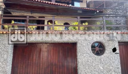 Casa em condomínio fechado com 4 quartos à venda na Rua Quiririm, Vila Valqueire, Rio de Janeiro, 319 m2 por R$ 700.000