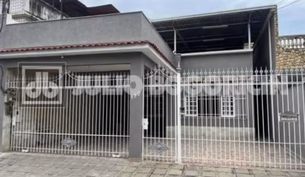 Casa com 3 quartos à venda na Rua Ana Camarão, Camarão, São Gonçalo, 215 m2 por R$ 470.000