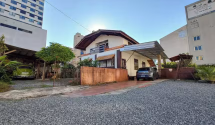 Casa para Venda em Joinville, Centro, 5 dormitórios, 1 suíte, 3 banheiros, 3 vagas