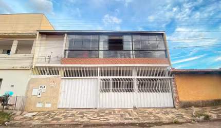 Sobrado com dois apartamentos e uma casa em Chácara do Governador  -  Goiânia