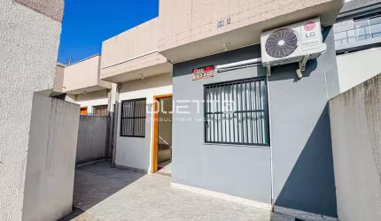 Casa com 03 dormitórios quadra mar