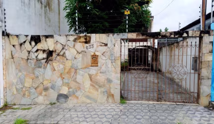 CASA À VENDA COM 4/4 NO SANTO ANTÔNIO